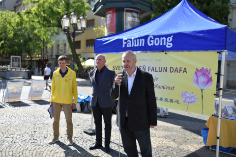 Ondrej Dostál, poslanec NR SR, počas príhovoru na akcii ku Dňu Falun Dafa v Bratislave, 10. mája 2025
